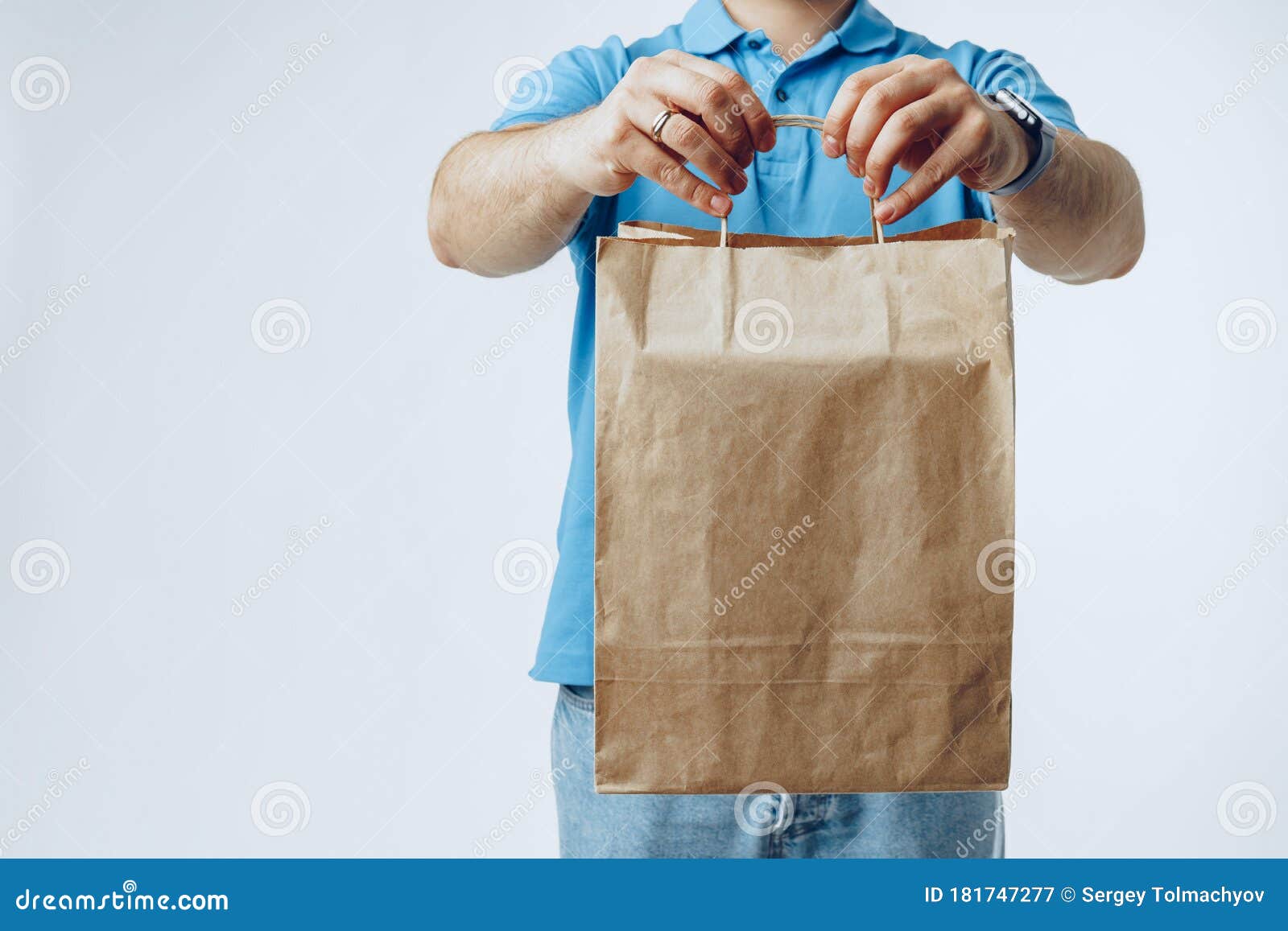 灰色背景下 蓝色马球中不认人的食物送货单库存图片 图片包括有藏品 背包 现有量 食物 商业
