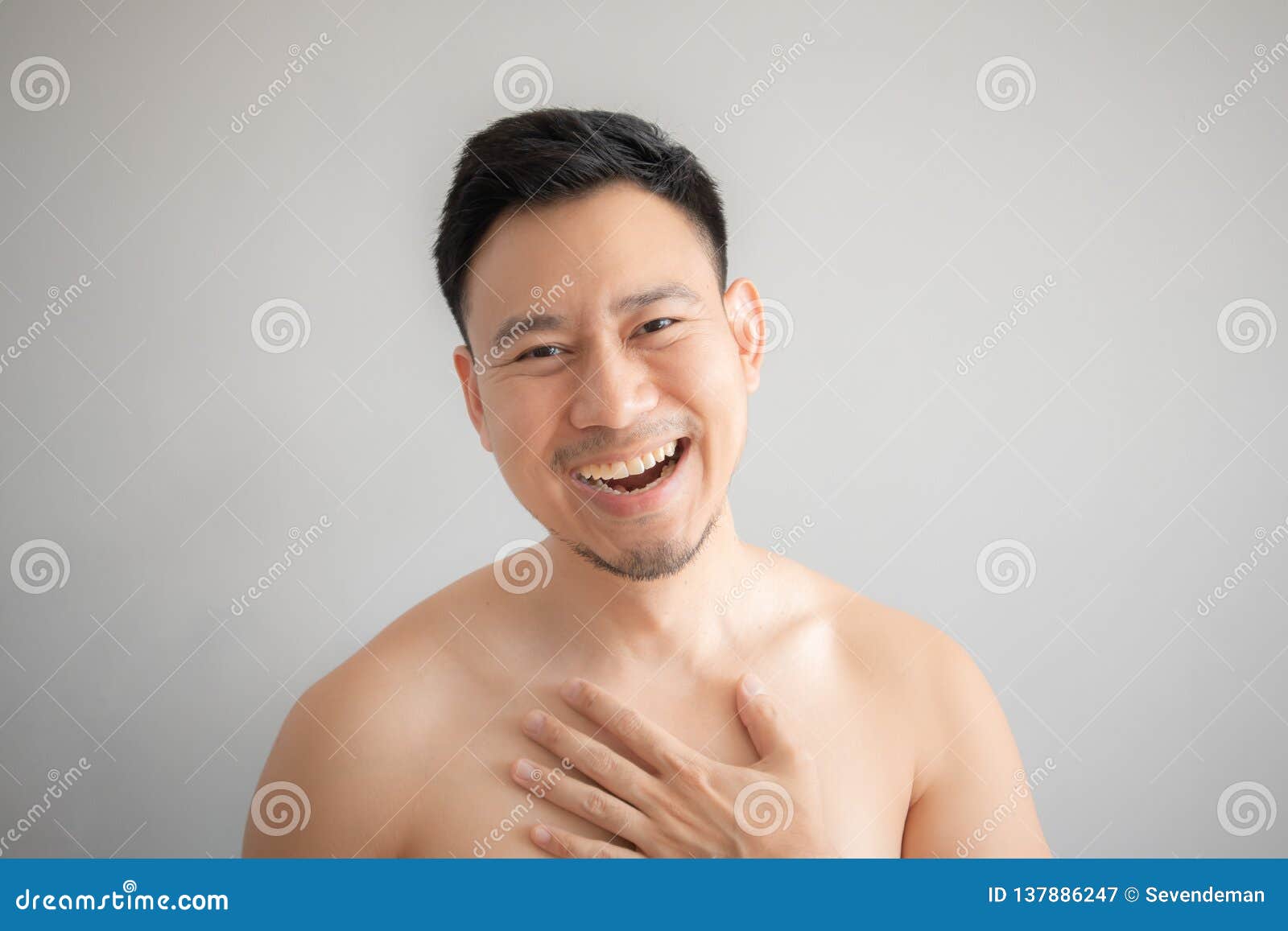 灰色背景中裸胸画中亚洲男性笑脸库存图片 图片包括有