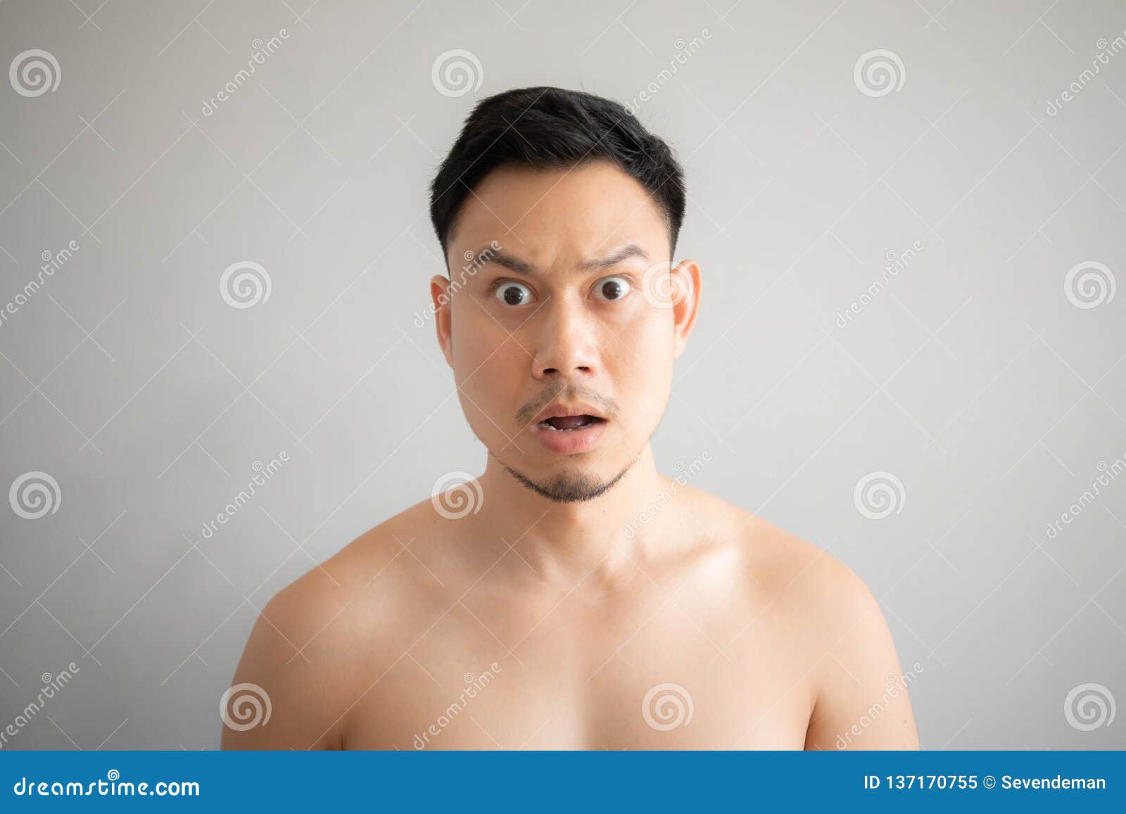 灰色背景中裸胸画亚洲男性惊喜脸库存图片. 图片包括有成人, 健康, 有  image