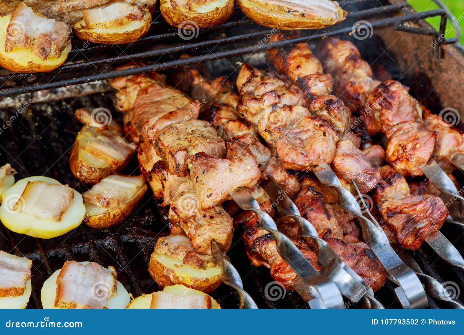 烤在金属串的未加工的kebab 在烤肉的肉烧烤与菜bbq新牛肉剁切片库存照片 图片包括有