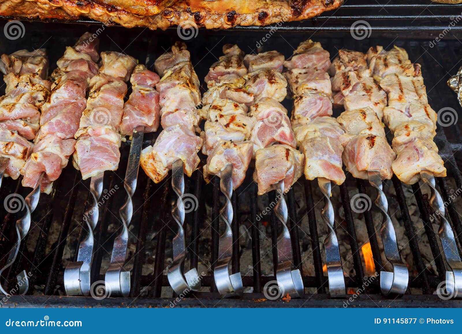 烤在金属串的未加工的kebab 在烤肉的肉烧烤与菜bbq新牛肉剁切片t 库存图片 图片包括有新鲜 剪切