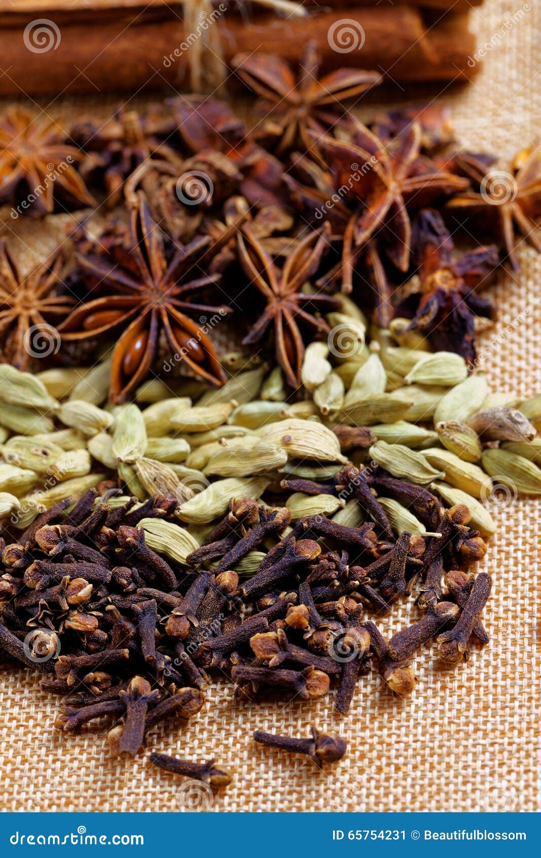 烹调的各种各样的调味料 八角豆蔻果实 丁香 桂香库存图片 图片包括有烹调的各种各样的调味料 八角豆蔻果实 丁香 桂香