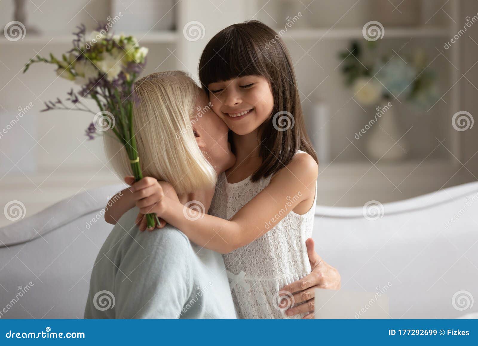 爱心的小孙女用结婚纪念日向老奶奶问候库存图片 图片包括有容忍 孩子 拥抱 孙子 兴奋 生成 爱心的小孙女用结婚纪念日向老奶奶问候库存图片 图片包括有容忍 孩子 拥抱 孙子 兴奋 生成