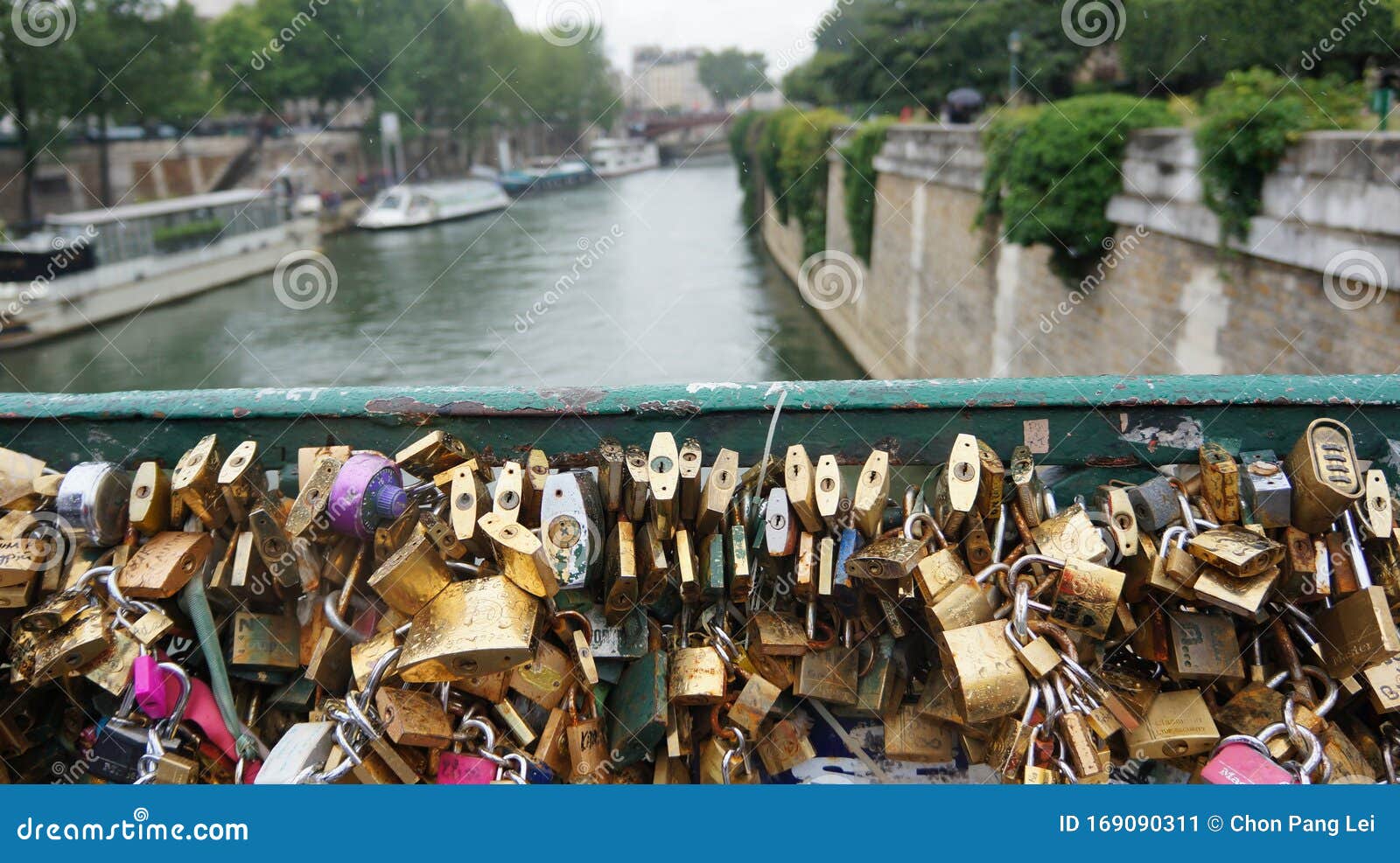 爱锁桥在法国编辑类照片 图片包括有爱锁桥在法国