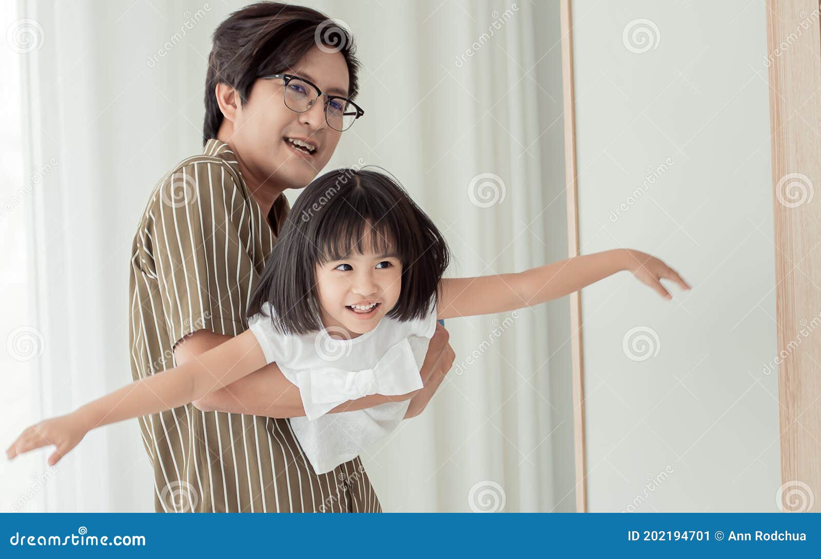父女 父亲在家玩女儿库存图片. 图片包括有女儿, 愉快, 家庭, 关心, 爸爸, 节假日, 室内, 少许- 202194701