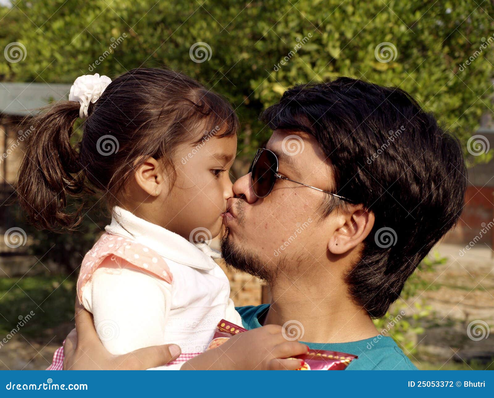 Dad daughter teen. Daughter father поцелуи. Фото дочь целует папу. Daddy and дочь. Папа целует дочь в губы.