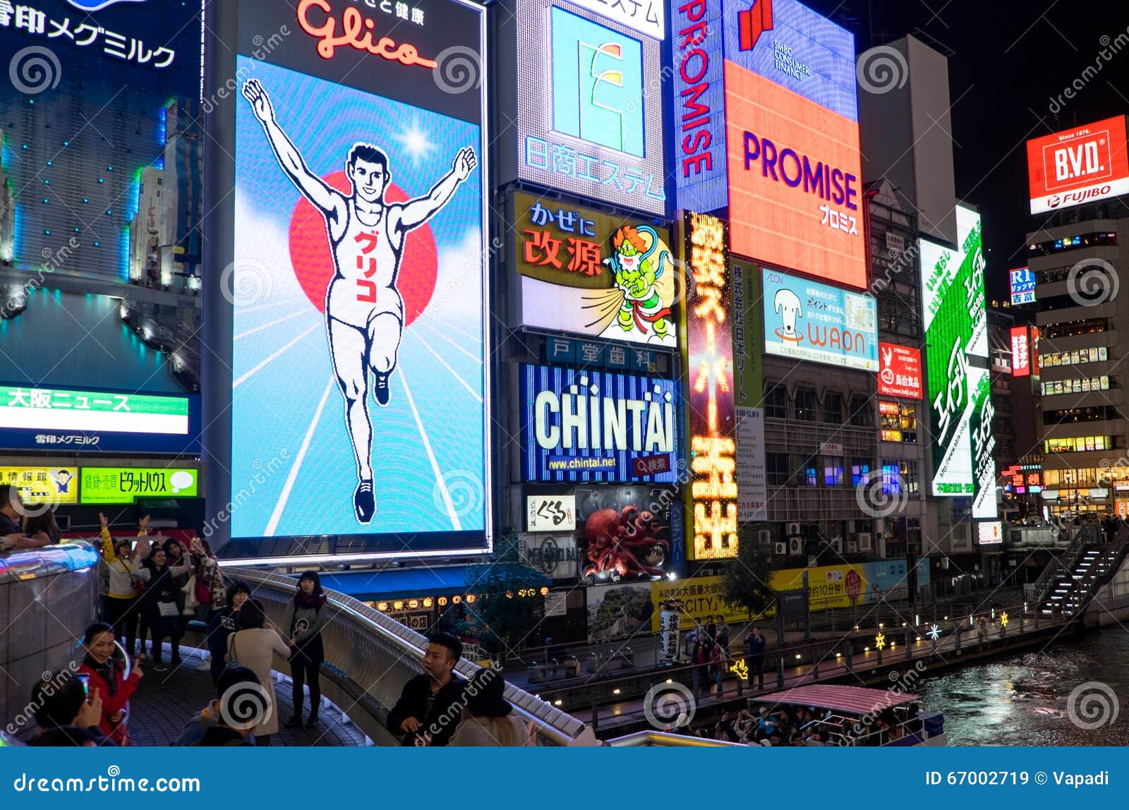 牌照明设备在与地标 Dotonbori地区的glico人 大阪的晚上编辑类库存图片 图片包括有