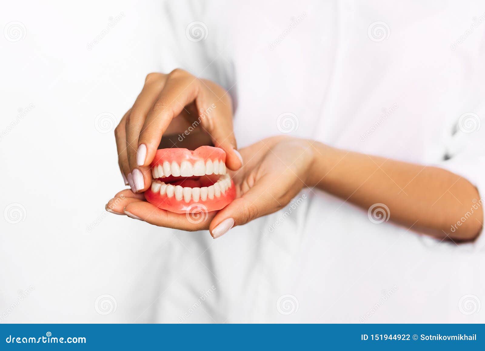 牙齿假肢在医生特写镜头的手上拿着陶瓷牙齿桥梁的牙医完全假牙正面图库存照片 图片包括有正牙学 错误