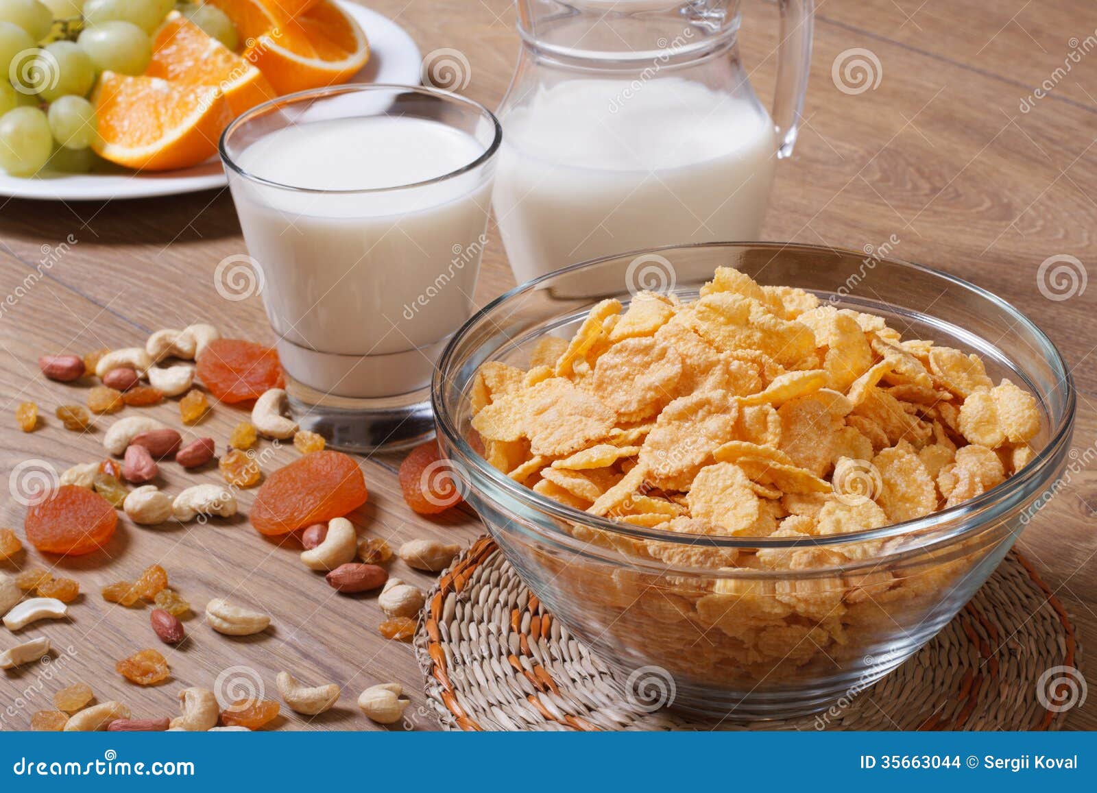 Можно ли хлопья. Хлопья с молоком. Сухой завтрак с молоком. Диетические кукурузные хлопья. Полезный завтрак с кукурузой хлопьев и молока.