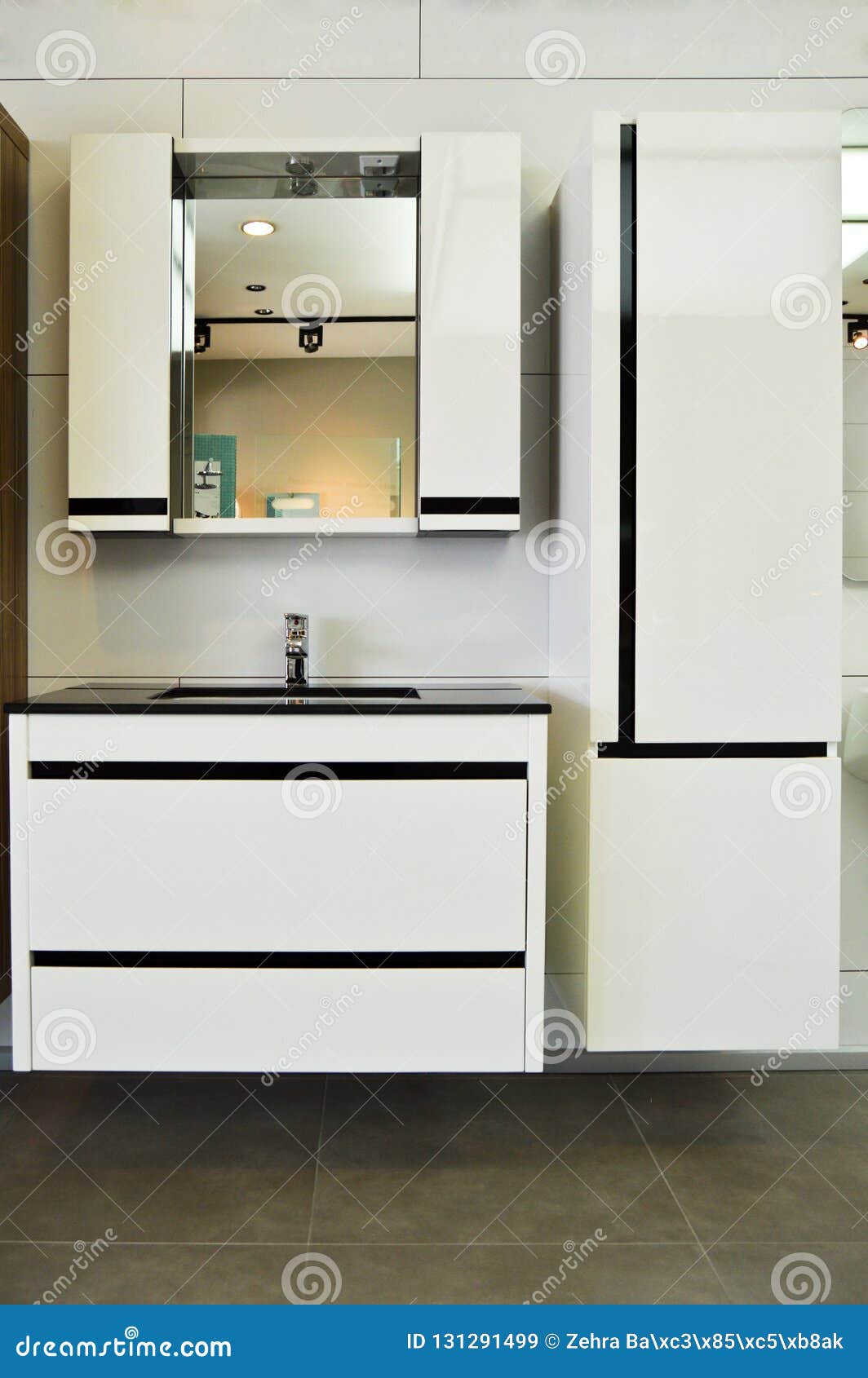 现代典雅的卫生间黑色花岗岩水槽库存图片 图片包括有