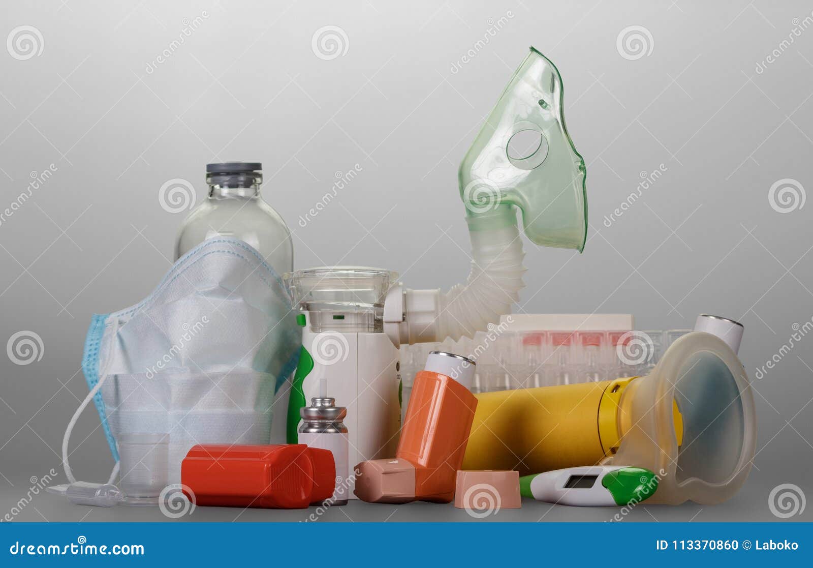 现代电子滤网雾化器小便携式的吸入器 小瓶吸入的液体 在灰色库存照片 图片包括有现代电子滤网雾化器小便携式的吸入器 小瓶吸入的液体 在灰色