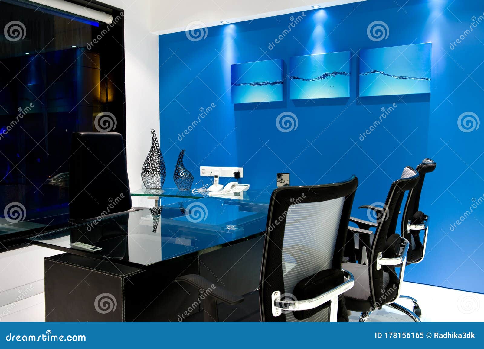 现代经理办公室内部库存图片 图片包括有改善 家具 生活方式 楼层 里面 拱道 室内