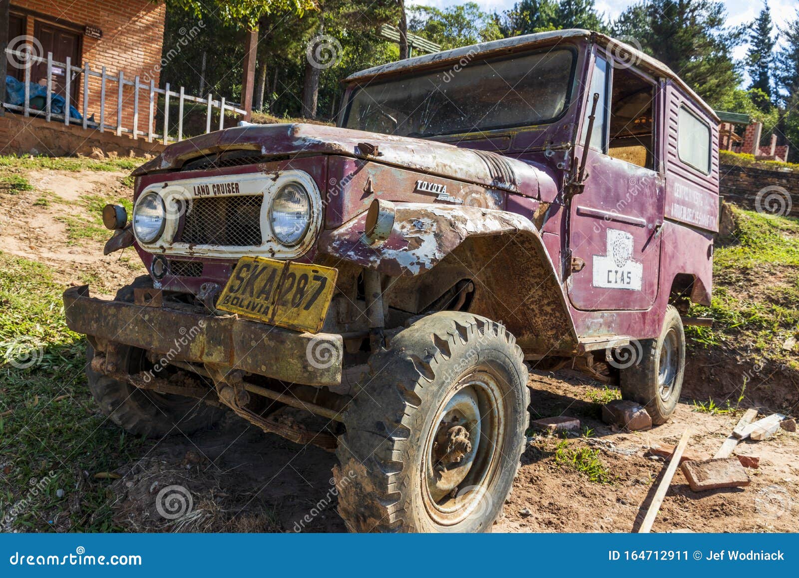 玻利维亚萨迈帕塔废弃的旧四轮驱动车编辑类照片 图片包括有玻利维亚萨迈帕塔废弃的旧四轮驱动车