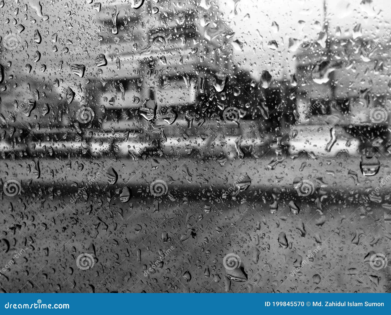 玻璃上的雨滴 雨天水滴墙纸美丽的雨水洒在玻璃上库存照片 图片包括有室外 摄影 多雨 空白