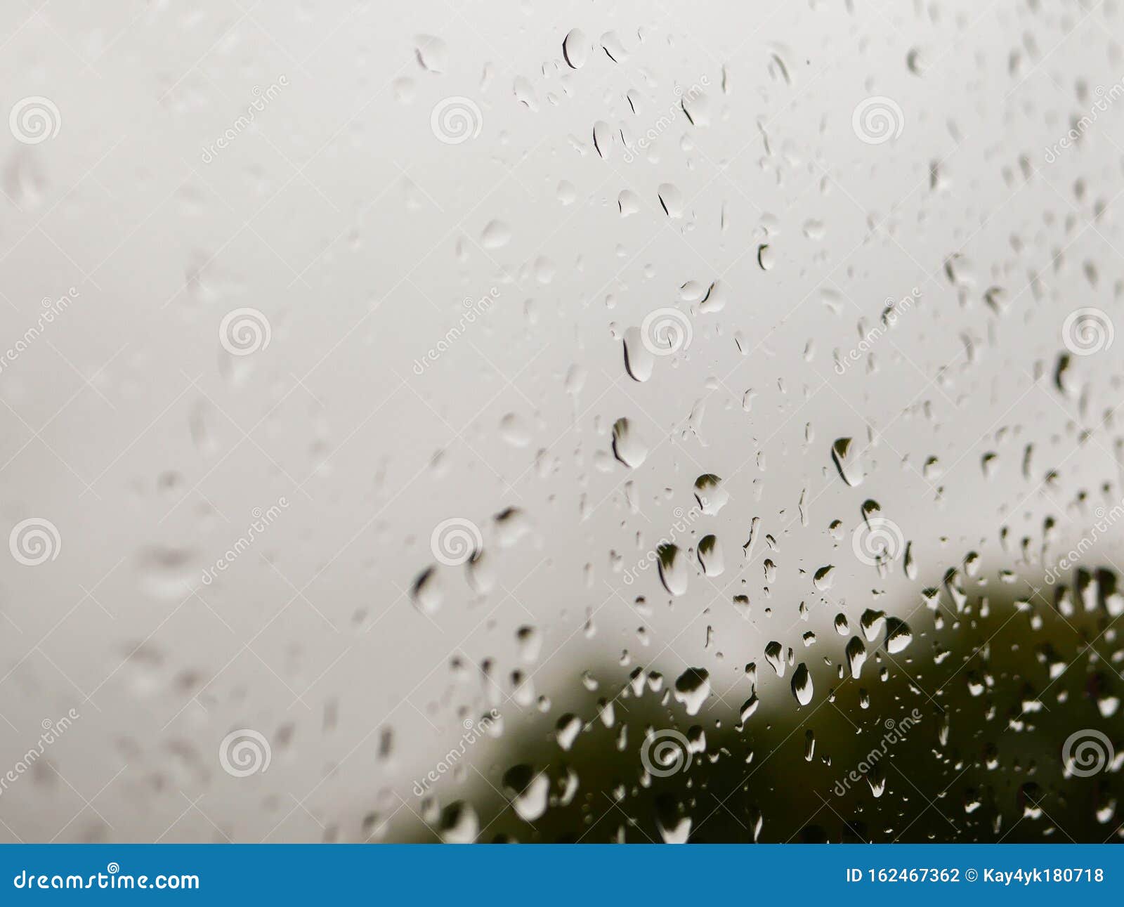 玻璃上的雨滴雨天在自然模糊的背景下雨滴在窗户上库存照片 图片包括有照亮 水色 风暴 模式