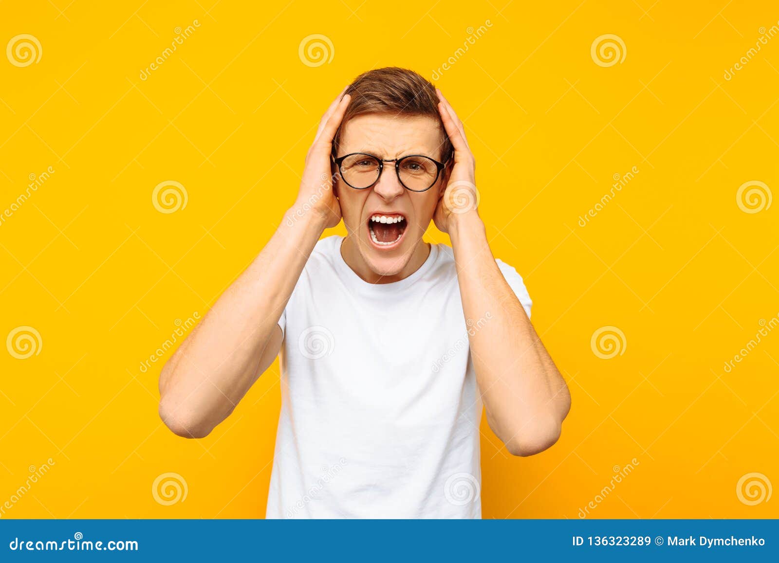 玻璃的被激怒的人 一个人在黄色背景积极地呼喊 库存图片 图片包括有商业 偶然 插入 背包 玻璃的被激怒的人 一个人在黄色背景积极地呼喊 库存图片 图片包括有商业 偶然 插入 背包