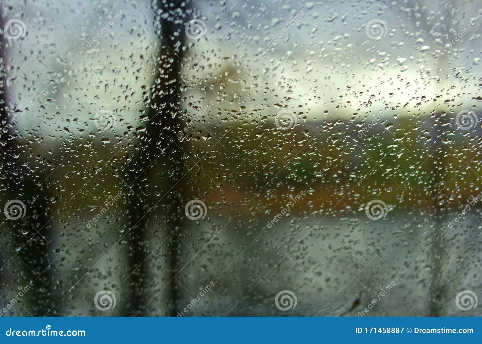 玻璃雨滴 窗外下雨 雨天库存图片 图片包括有多雨 水族馆 同温层 背包 演奏台 雨珠 玻璃雨滴 窗外下雨 雨天库存图片 图片包括有多雨 水族馆 同温层 背包 演奏台 雨珠