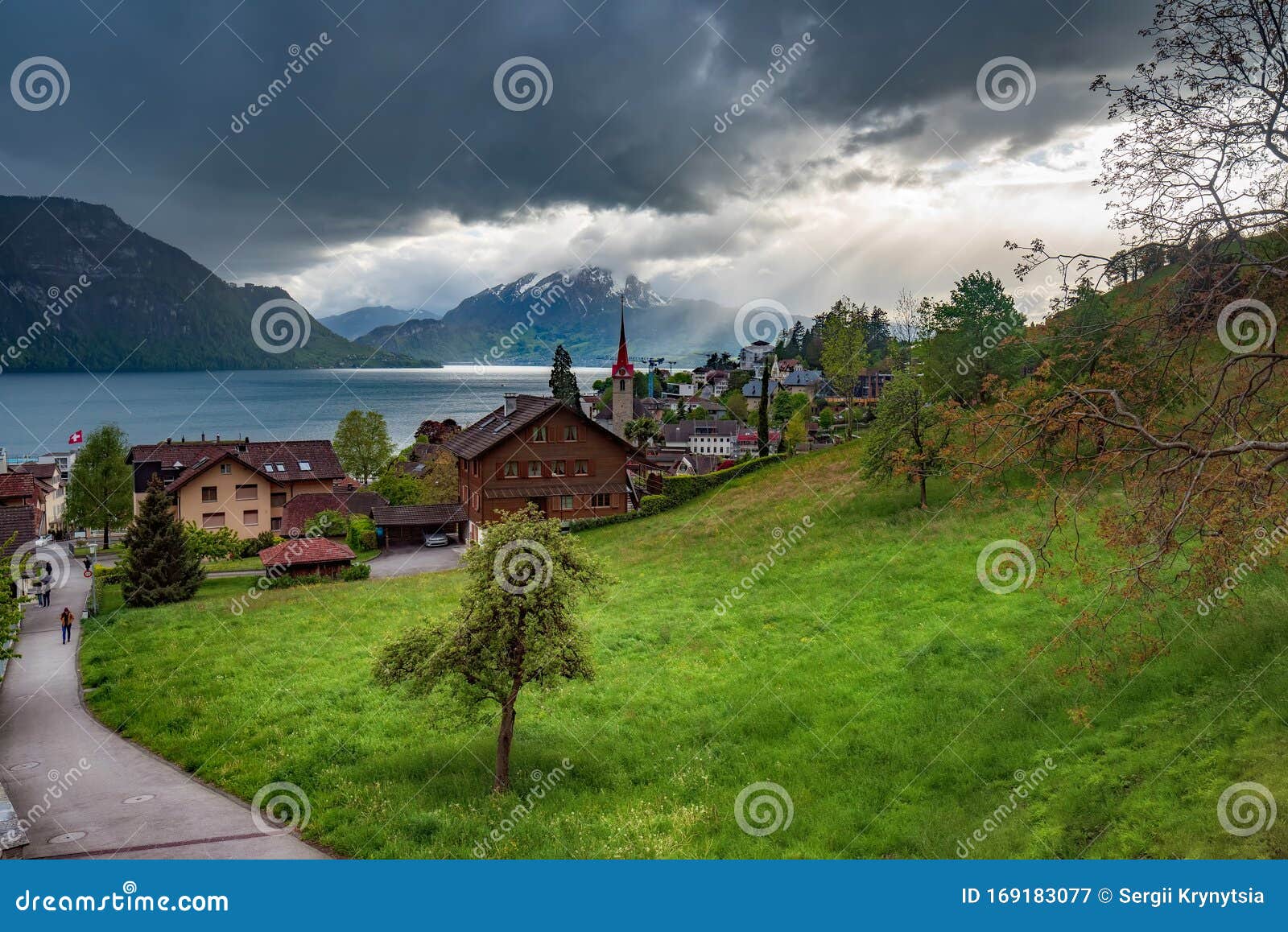 瑞士卢塞恩湖上的韦吉斯村 阴云密布图库摄影片 图片包括有古雅 断层块 村庄 目的地 和平