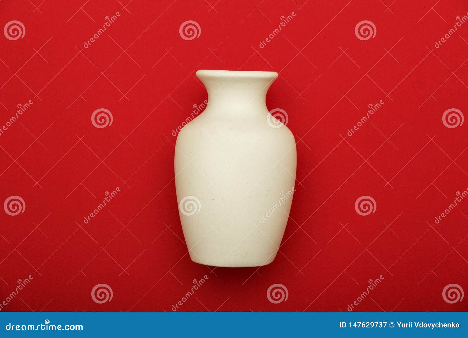 瓦器 花瓶 在红色背景隔绝的白色黏土水罐由白色黏土做的瓦器大模型在红色背景库存图片 图片包括有
