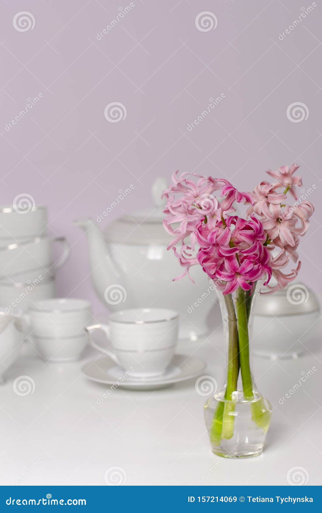 瓷茶壶及杯背上有粉红水扁花的马卡龙和透明花瓶库存图片 图片包括有 瓷茶壶及杯背上有粉红水扁花的马卡龙和透明花瓶库存图片 图片包括有