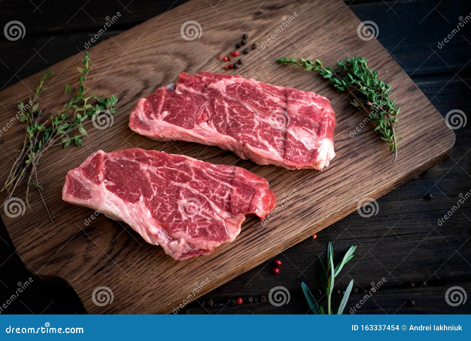 生恰克卷牛排高级牛肉 用木板做调味料库存照片 图片包括有生恰克卷牛排高级牛肉 用木板做调味料