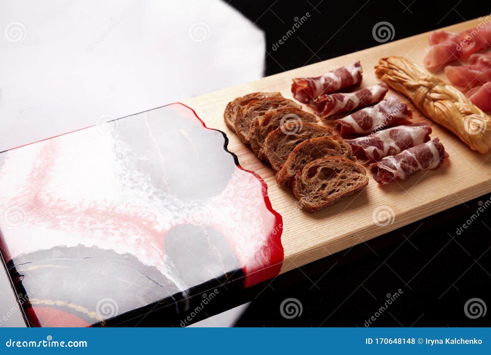 用木材有机食材制作的高档绘画艺术切割板 该板供应有味道的食品 美味的零食肉干面包库存照片 图片包括有被砍的 厨房 用木材有机食材制作的高档绘画艺术切割板 该板供应有味道的食品 美味的零食肉干面包库存照片 图片包括有被砍的 厨房
