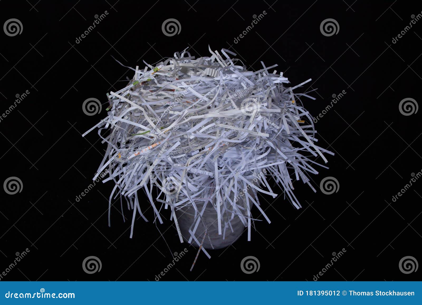 用碎纸机在废纸篮里切碎的纸库存照片 图片包括有毁坏 财务 预防措施 保护 破坏 背包 用碎纸机在废纸篮里切碎的纸库存照片 图片包括有毁坏 财务 预防措施 保护 破坏 背包
