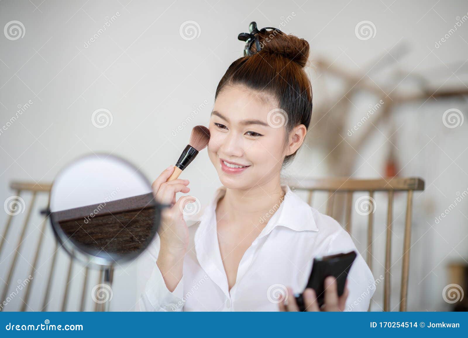 用脸红梳妆镜看美女黑发化妆库存照片 图片包括有聚会所 自然 面部 特写镜头 头发 愉快