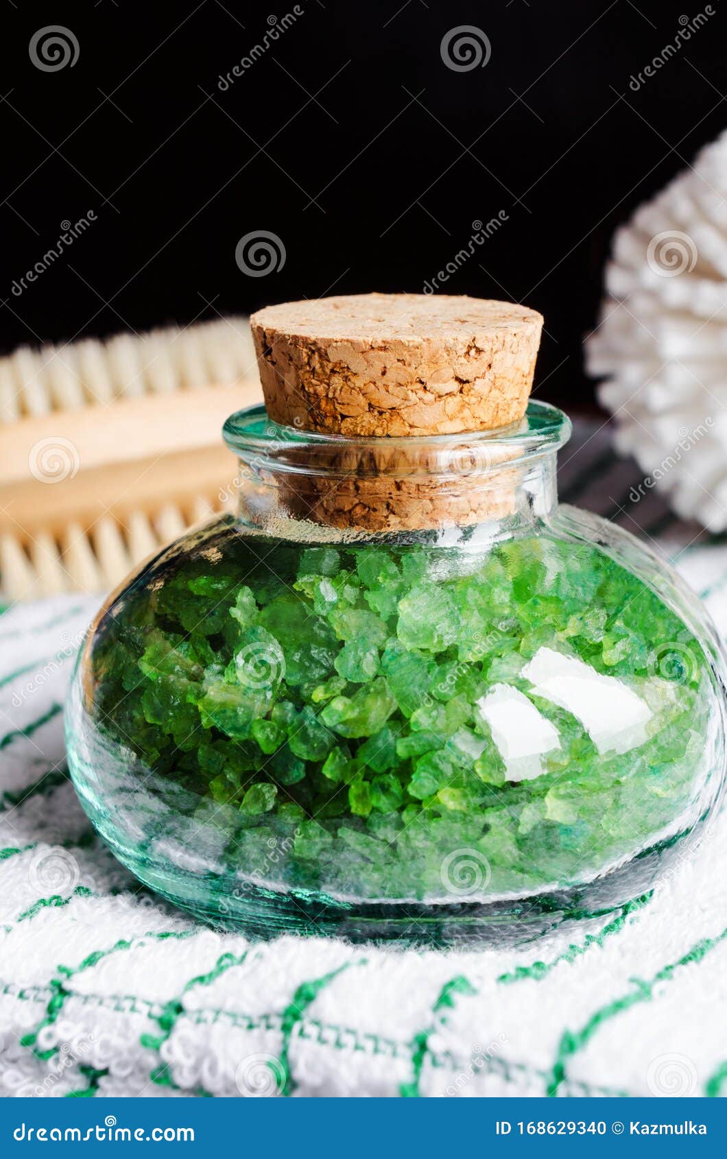 用软木塞浸泡在复古玻璃瓶中的绿色芳香浴盐脚自然美容护理复制空间库存照片 图片包括有重要 玻璃 用软木塞浸泡在复古玻璃瓶中的绿色芳香浴盐脚自然美容护理复制空间库存照片 图片包括有重要 玻璃