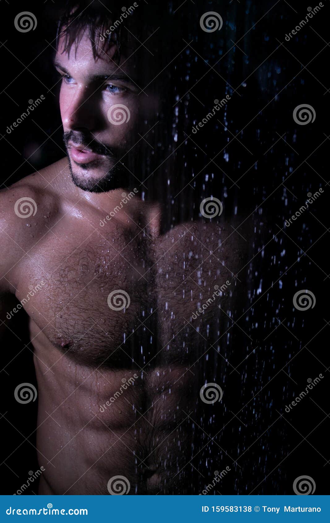 用雨淋照相机看帅帅裸男的性感肖像库存照片 图片包括有卫生学 男朋友 男性 眼睛 早晨 厚片