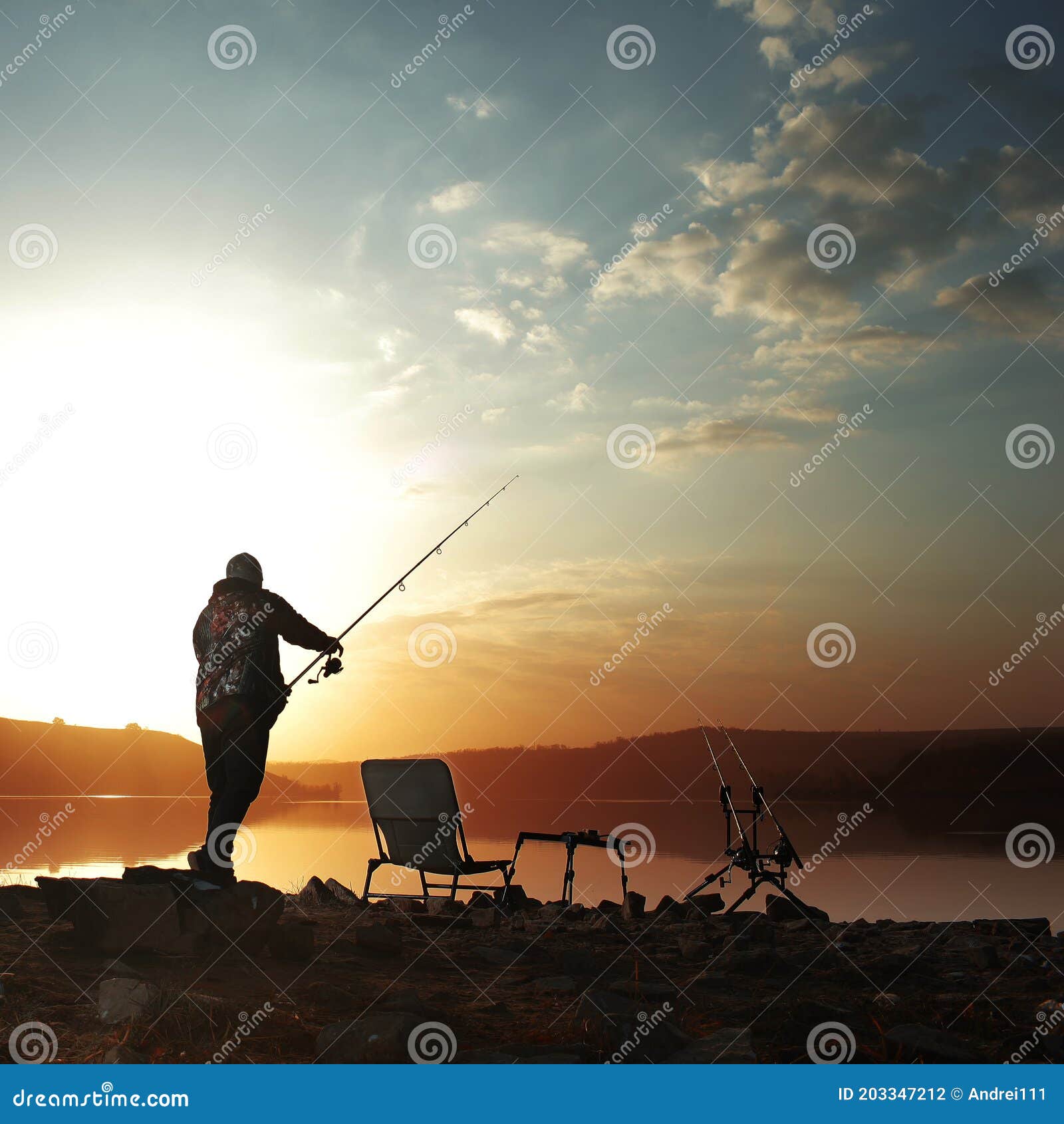 用鱼竿钓鱼的湖上钓鱼库存照片. 图片包括有标尺, 齿轮, 本质, 设备, 抓