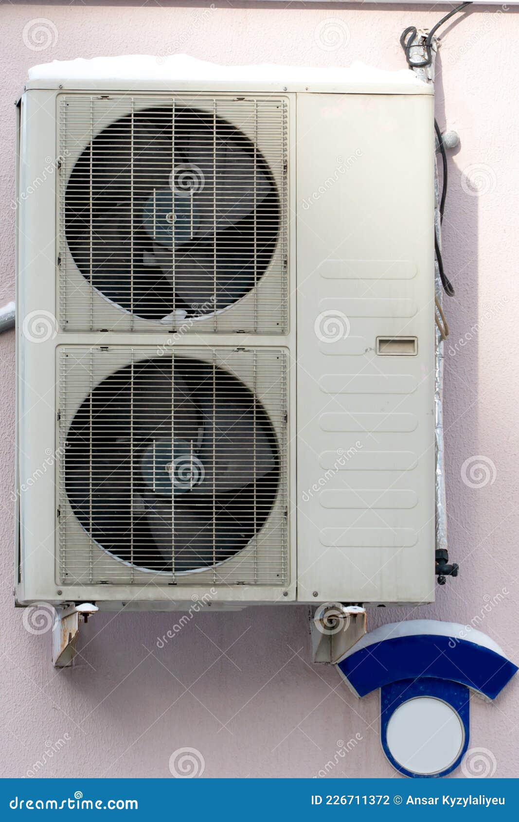 由两个风扇组成的室外空调机. 商店或企业墙上的大型工业空调. 库存照片- 图片包括有情况, 冷凝器: 226711372