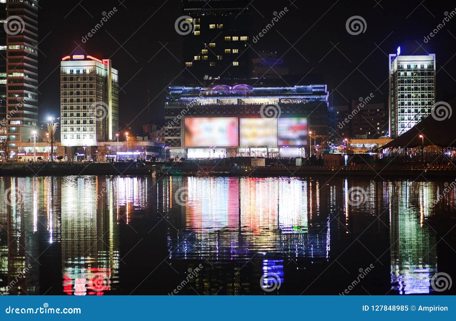 由河的夜城市大都会的美丽的景色背景的 白俄罗斯 米斯克 Nemiga街道库存图片 图片包括有