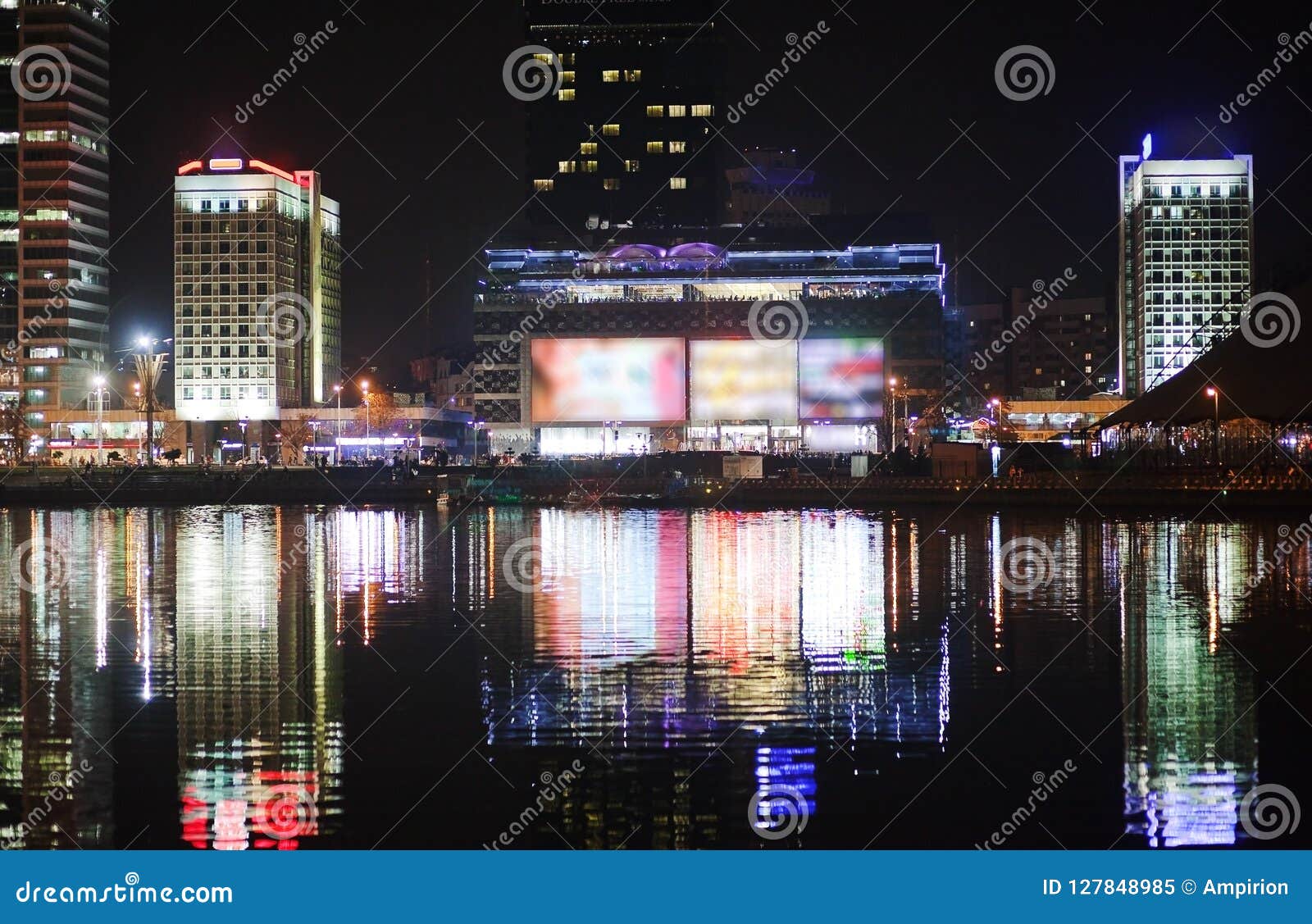 由河的夜城市大都会的美丽的景色背景的 白俄罗斯 米斯克 Nemiga街道库存图片 图片包括有 由河的夜城市大都会的美丽的景色背景的 白俄罗斯 米斯克 Nemiga街道库存图片 图片包括有
