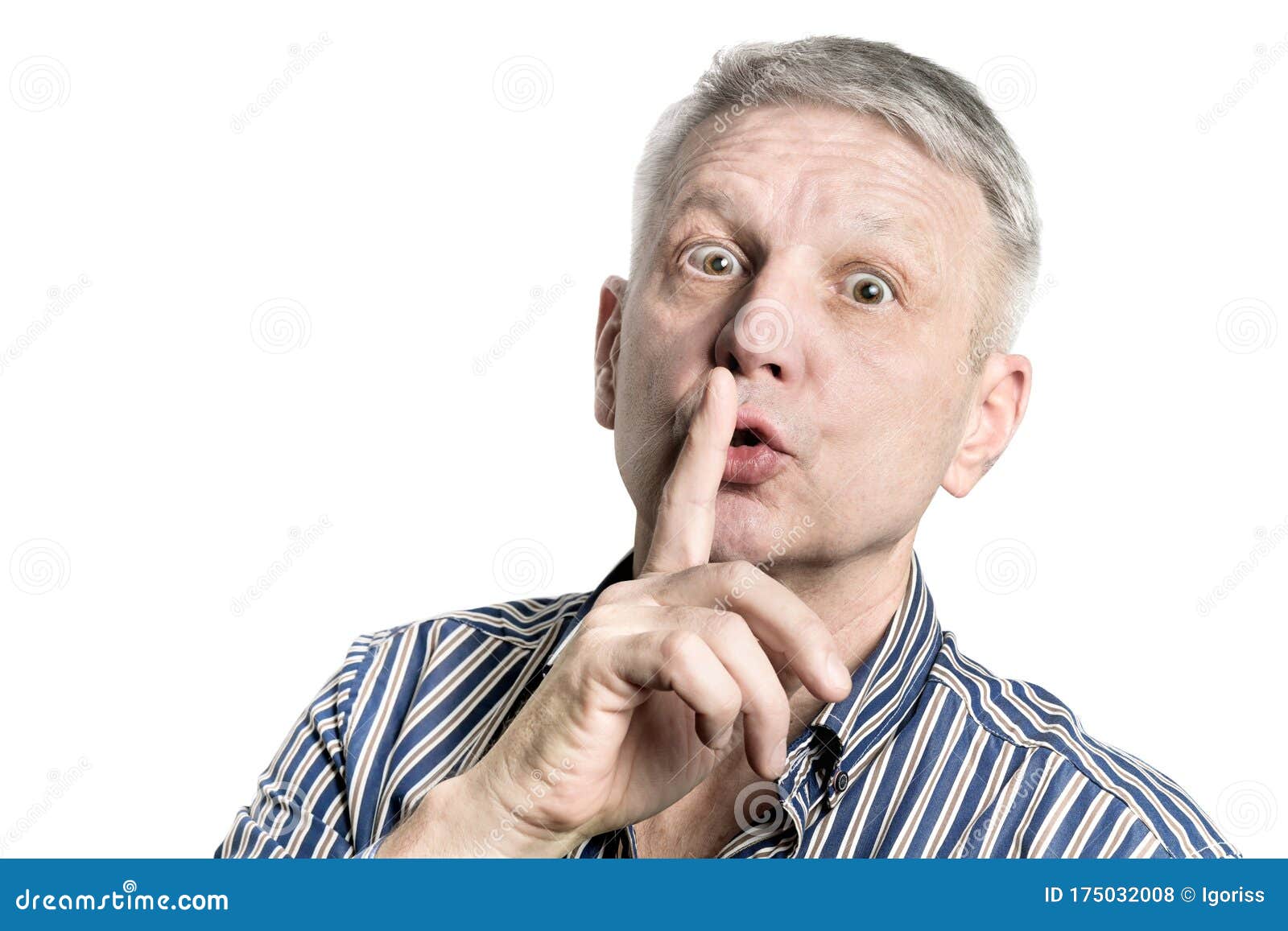 男人保守秘密 或者要求在白色上保持沉默胸怀自信的成年男人 穿着衬衫 手指夹在嘴唇上 看着库存照片 图片包括有偶然 表达式 男人保守秘密 或者要求在白色上保持沉默胸怀自信的成年男人 穿着衬衫 手指夹在嘴唇上 看着库存照片 图片包括有偶然 表达式