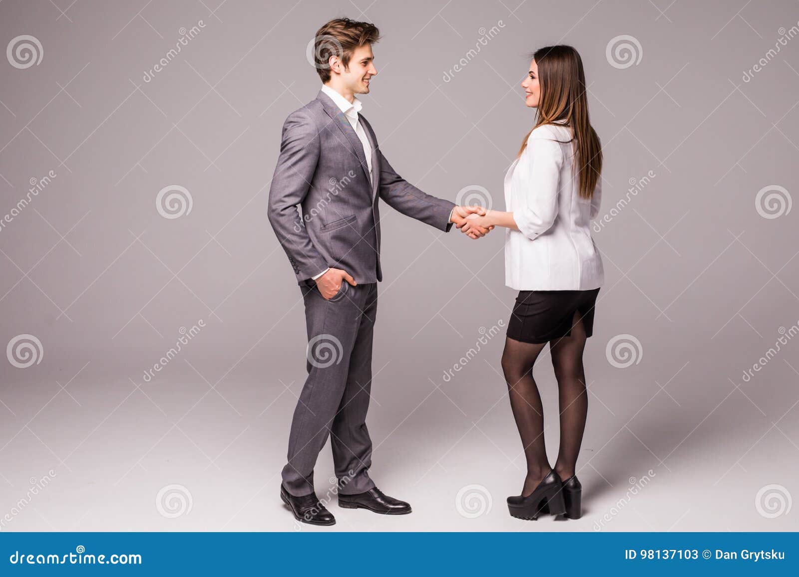 男人和妇女在灰色背景隔绝的企业握手商人和女商人握手库存图片 图片包括有现有量 执行委员 人力