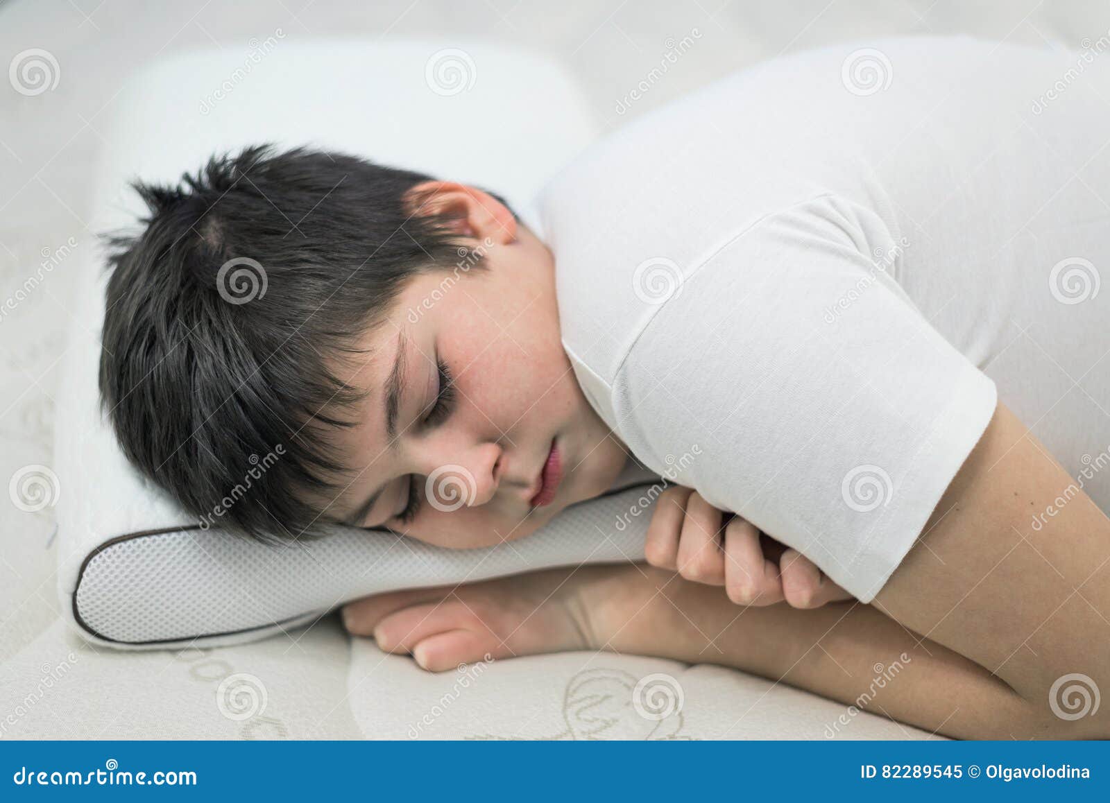 男孩少年睡觉面孔下来在解剖枕头库存图片 图片包括有 2545