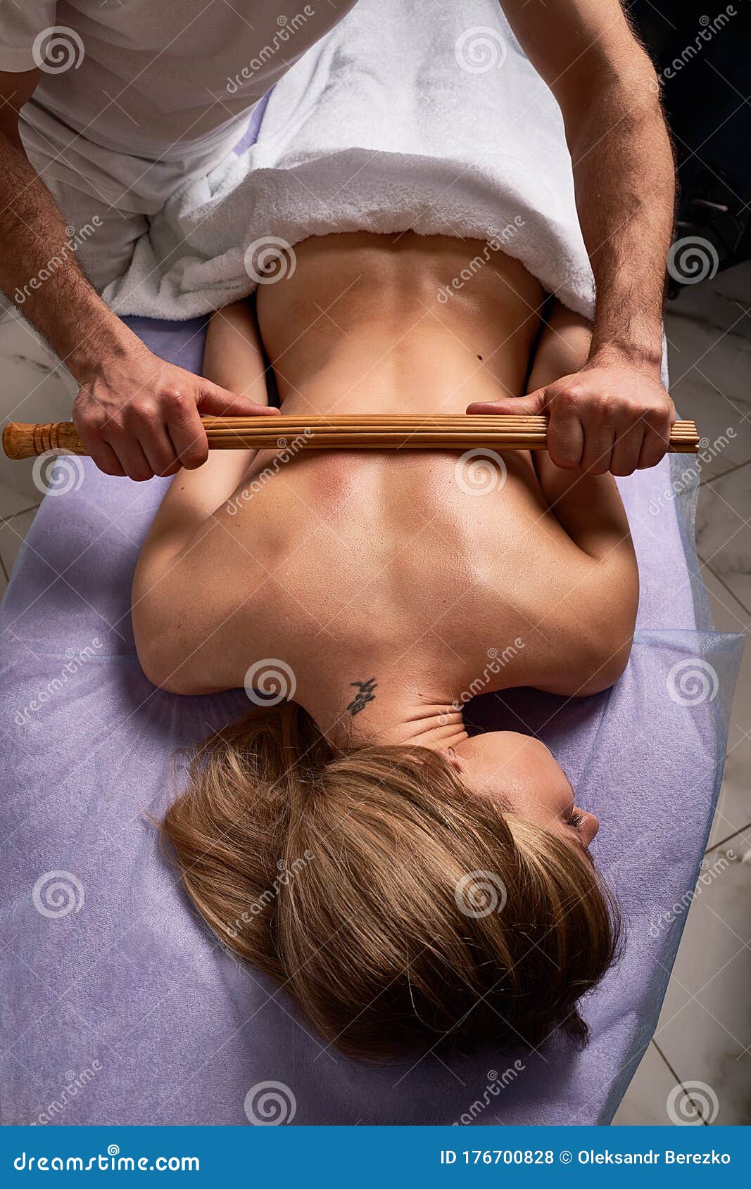 男按摩师用竹棒在美丽裸体女体上做日本按摩美容库存照片 图片包括有美容 男按摩师用竹棒在美丽裸体女体上做日本按摩 男按摩师用竹棒在美丽裸体女体上做日本按摩美容库存照片 图片包括有美容 男按摩师用竹棒在美丽裸体女体上做日本按摩