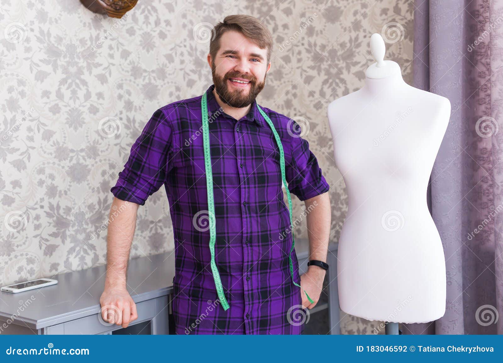 男裁缝缝缝纫车间时尚男模服装设计师在人体模型旁摆姿势的脖子上测量带库存照片 图片包括有创造性 时兴