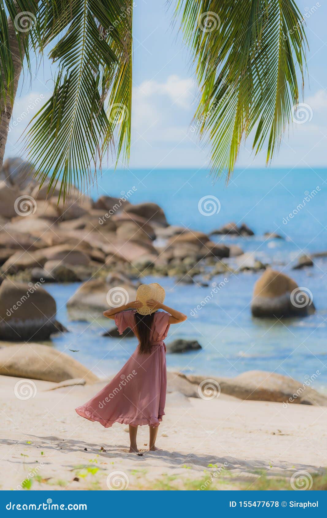 画像亚洲女青年微笑着 在海滩海洋上 椰子椰树度假库存照片 图片包括有火箭筒 本质 天空 聚会所