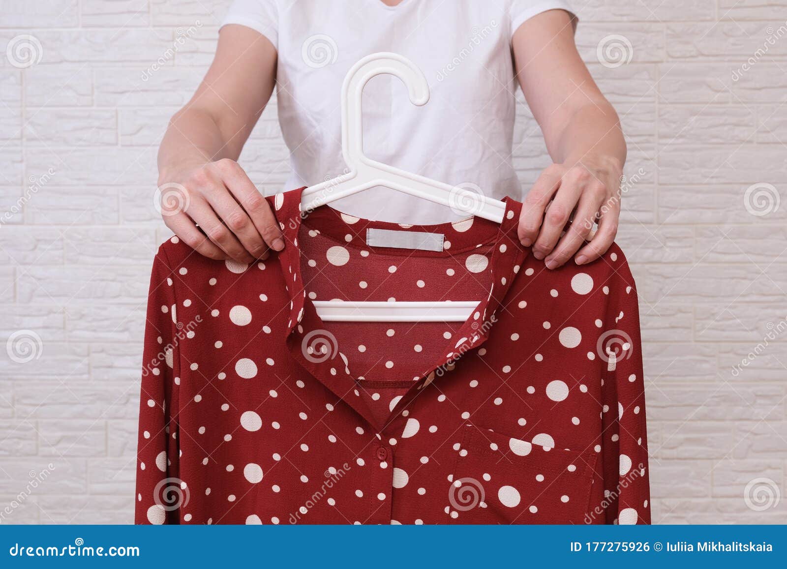 白人女性选择衣服时 她手里拿着一件衣架 上面挂着时髦的衬衫 购物 装修和购买衣服库存照片 图片包括有白人女性选择衣服时 她手里拿着一件衣架 上面挂着时髦的衬衫 购物 装修和购买衣服 白人女性选择衣服时 她手里拿着一件衣架 上面挂着时髦的衬衫 购物 装修和购买衣服库存照片 图片包括有白人女性选择衣服时 她手里拿着一件衣架 上面挂着时髦的衬衫 购物 装修和购买衣服