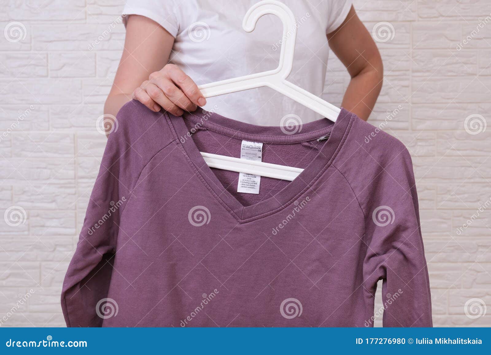 白人女性选衣服时 她手里拿着衣架 衣架上放着淡紫色的长袖 购物 装修和在销售时买衣服库存照片 图片包括有 白人女性选衣服时 她手里拿着衣架 衣架上放着淡紫色的长袖 购物 装修和在销售时买衣服库存照片 图片包括有