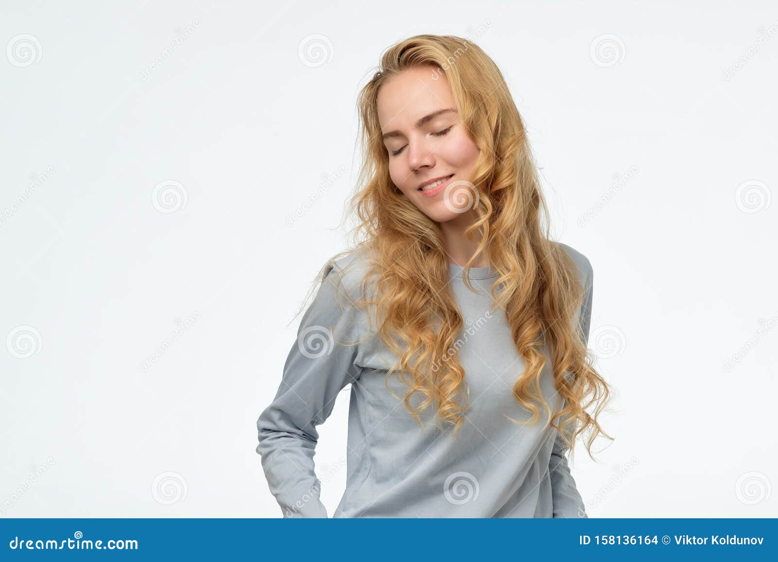 白人女性 羞羞羞地低头库存照片 图片包括有 白人女性 羞羞羞地低头库存照片 图片包括有
