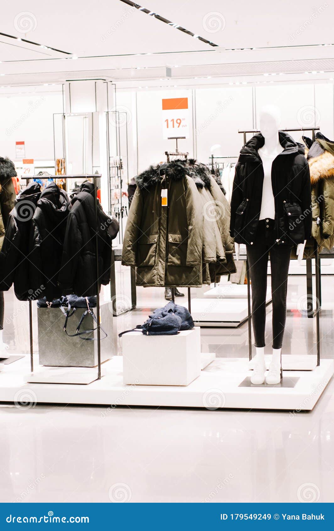 白俄罗斯明斯克 年2月 展示高档服装的女装模特儿在服装店展销的女装编辑类库存图片 图片包括有购物 采购 白俄罗斯明斯克 年2月 展示高档服装的女装模特儿在服装店展销的女装编辑类库存图片 图片包括有购物 采购