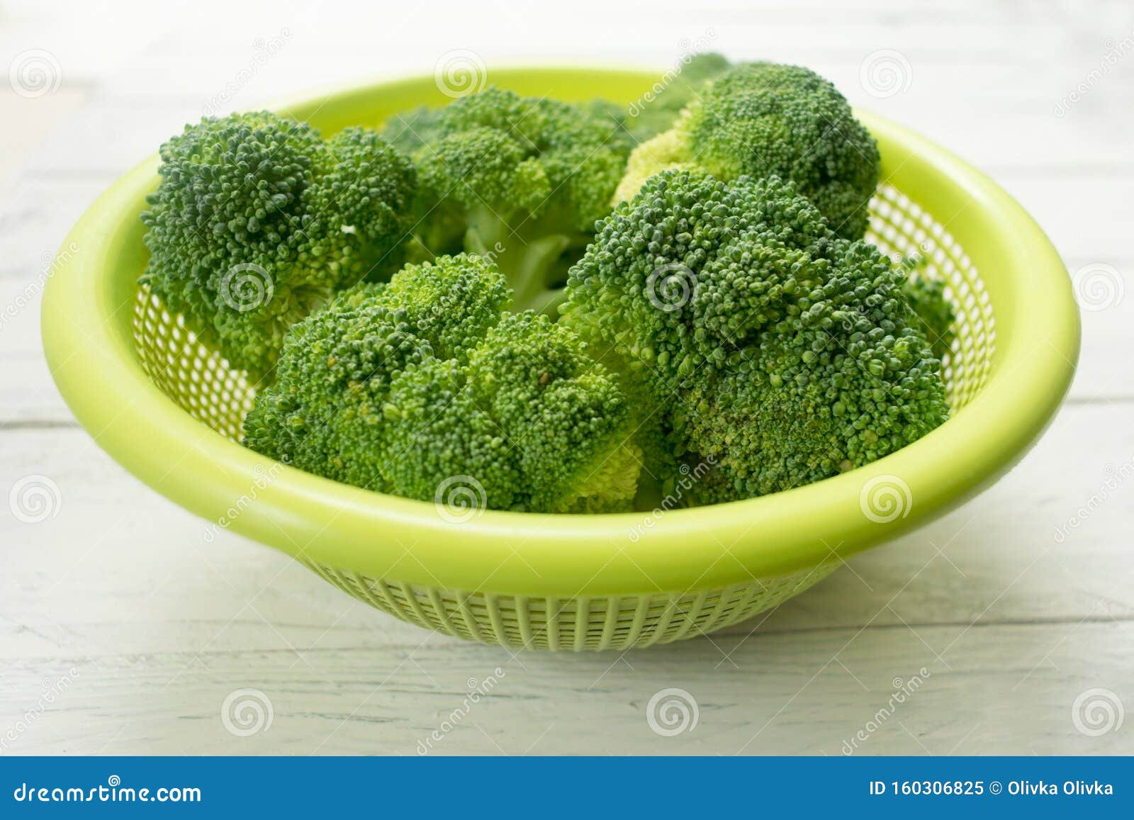 白木背景中盘中的西兰花白菜库存图片 图片包括有新鲜 有机 素食主义者 沙拉 蔬菜 原始