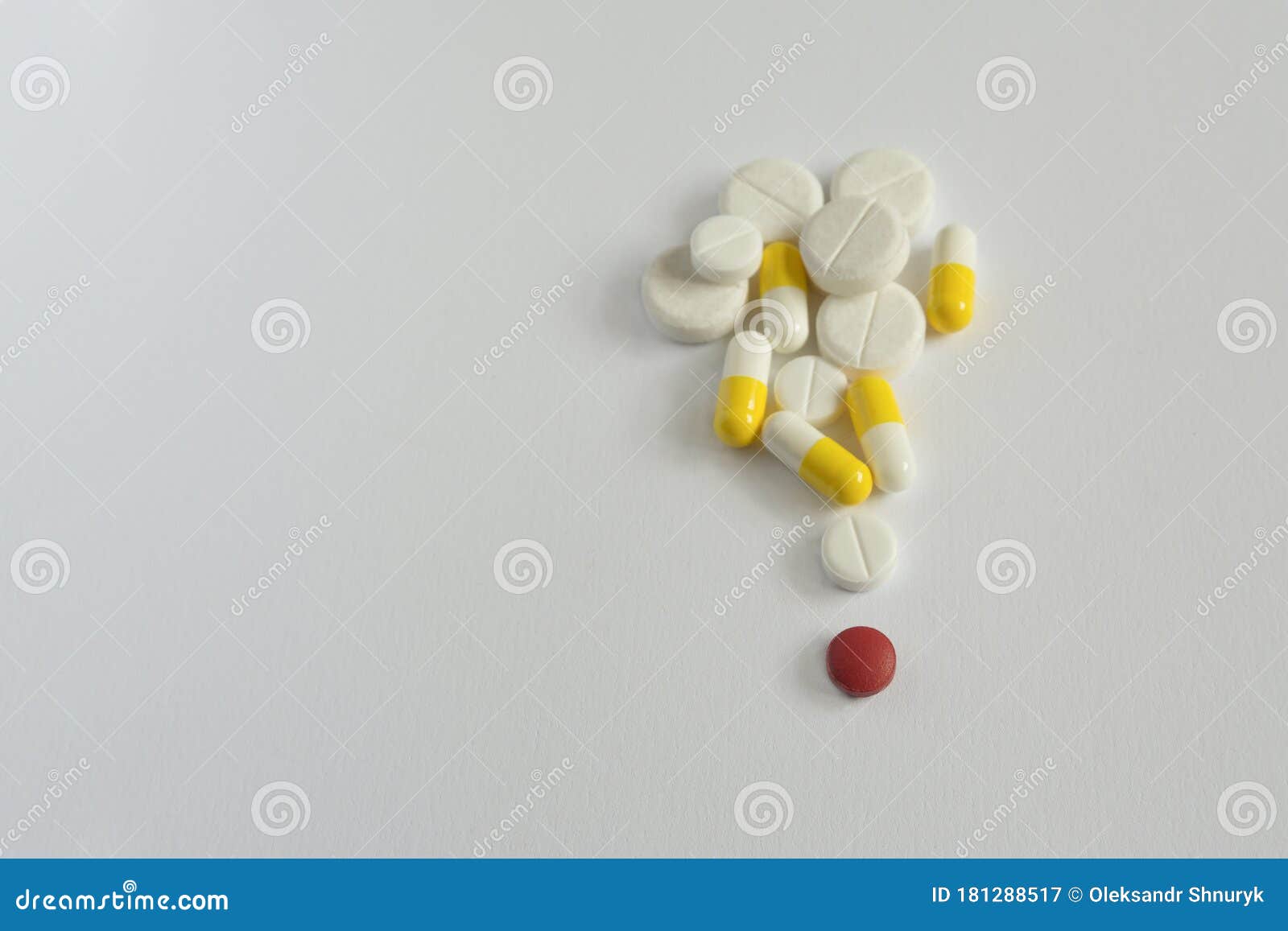 白背景上多白黄药的红丸复制空间库存图片 图片包括有药房 疾病 药剂 健康 关心 许多