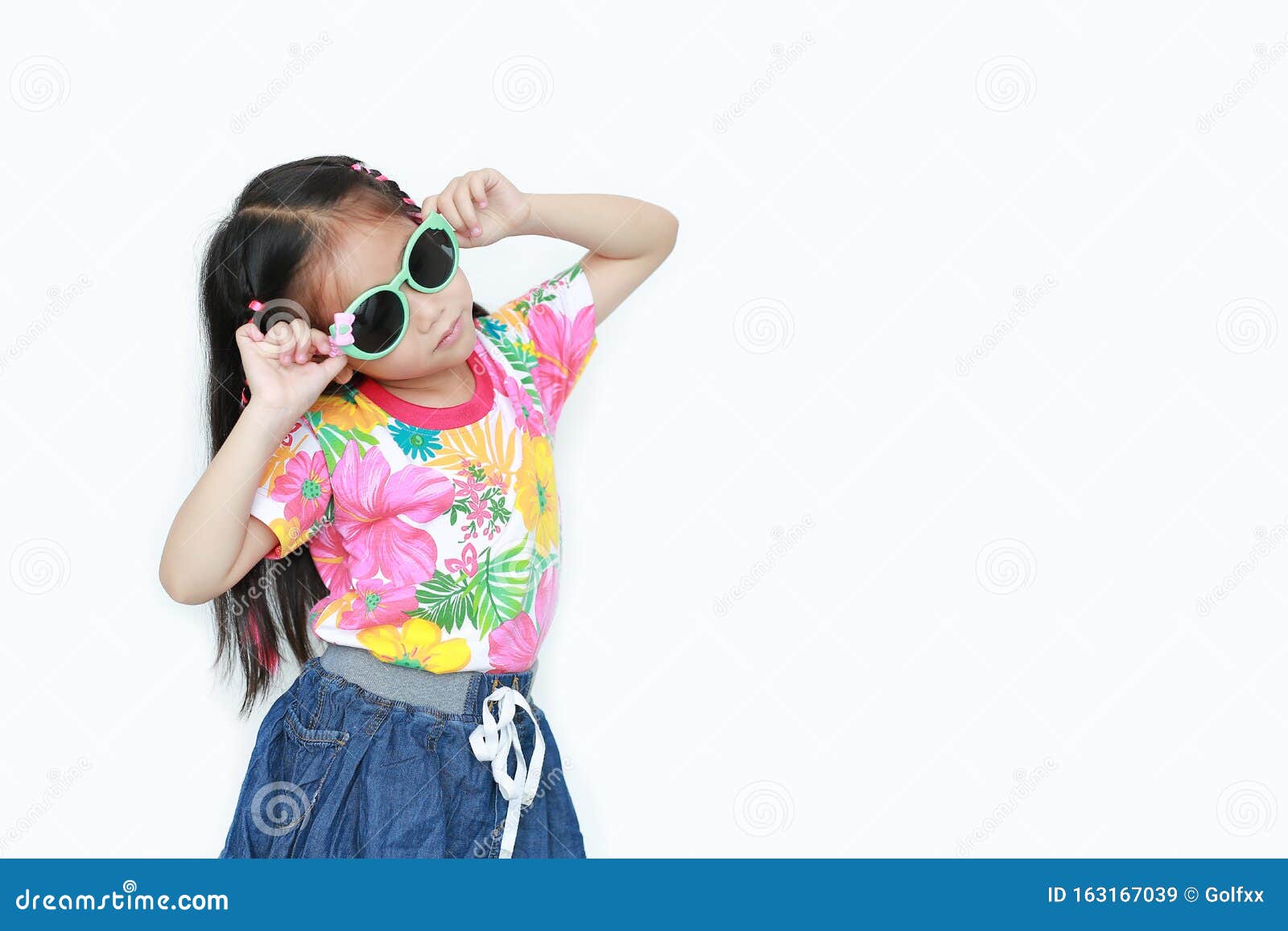 白色背景 带复制空间 穿着花夏服和太阳镜的可爱亚洲小女孩准备库存图片 图片包括有准备 白色背景 带复制空间 穿着花夏服和太阳镜的可爱亚洲小女孩 白色背景 带复制空间 穿着花夏服和太阳镜的可爱亚洲小女孩准备库存图片 图片包括有准备 白色背景 带复制空间 穿着花夏服和太阳镜的可爱亚洲小女孩