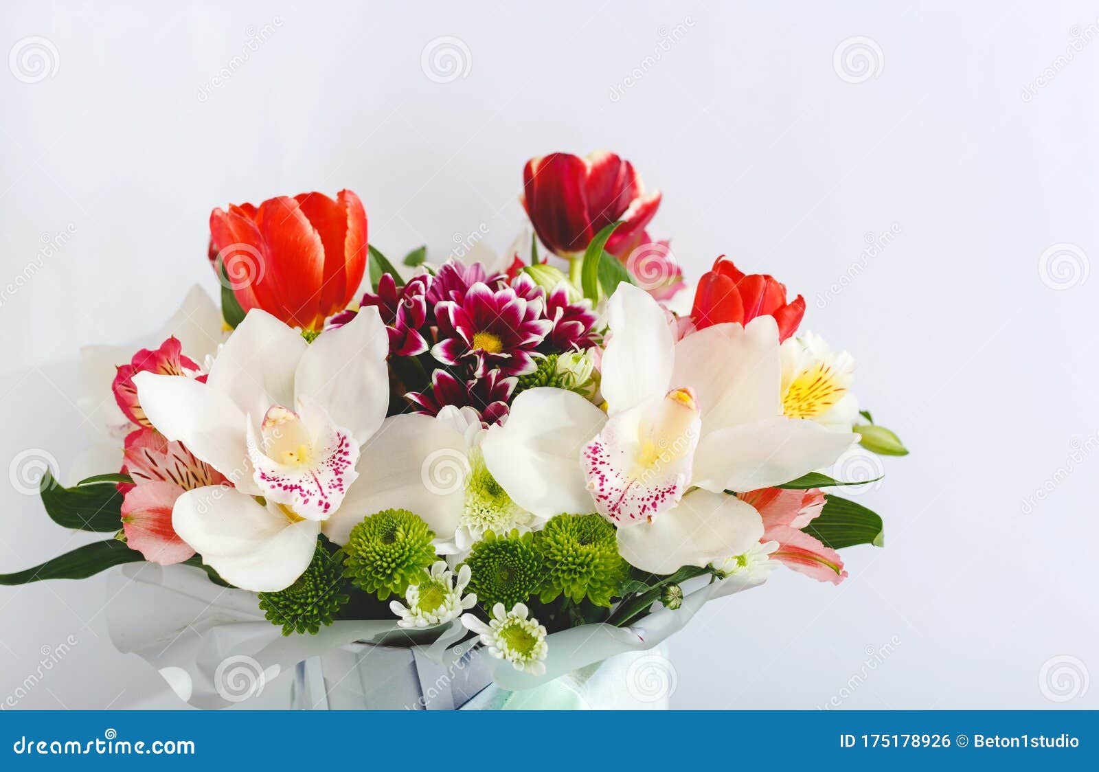 白色背景上带复制空间的彩色春花束郁金香 兰花 菊花库存照片 图片包括有花束 礼品 相当 绿色