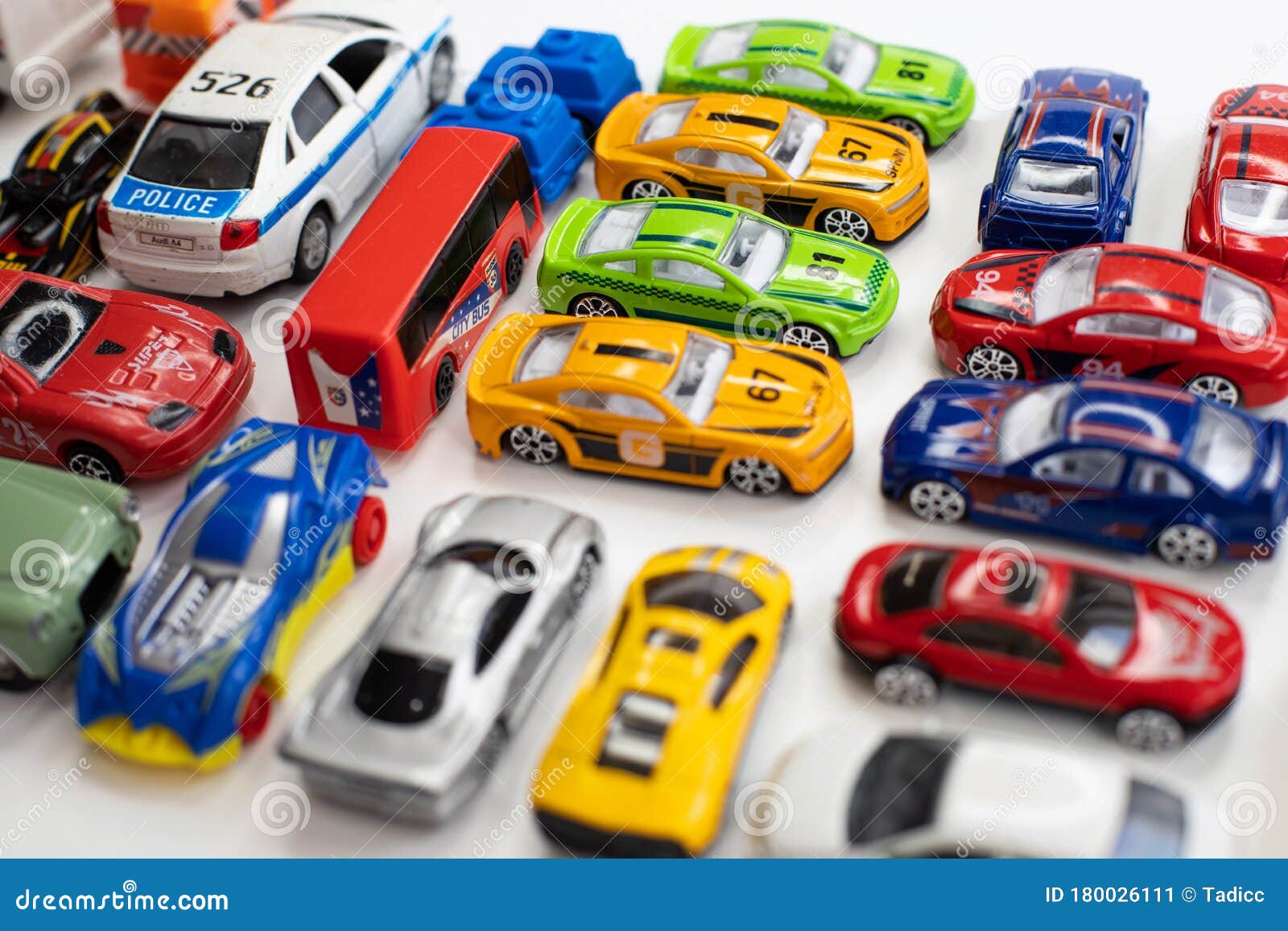 白色背景上排列的不同颜色的玩具车库存图片 图片包括有腐蚀 自动 蓝色 赛跑 背包 玩具
