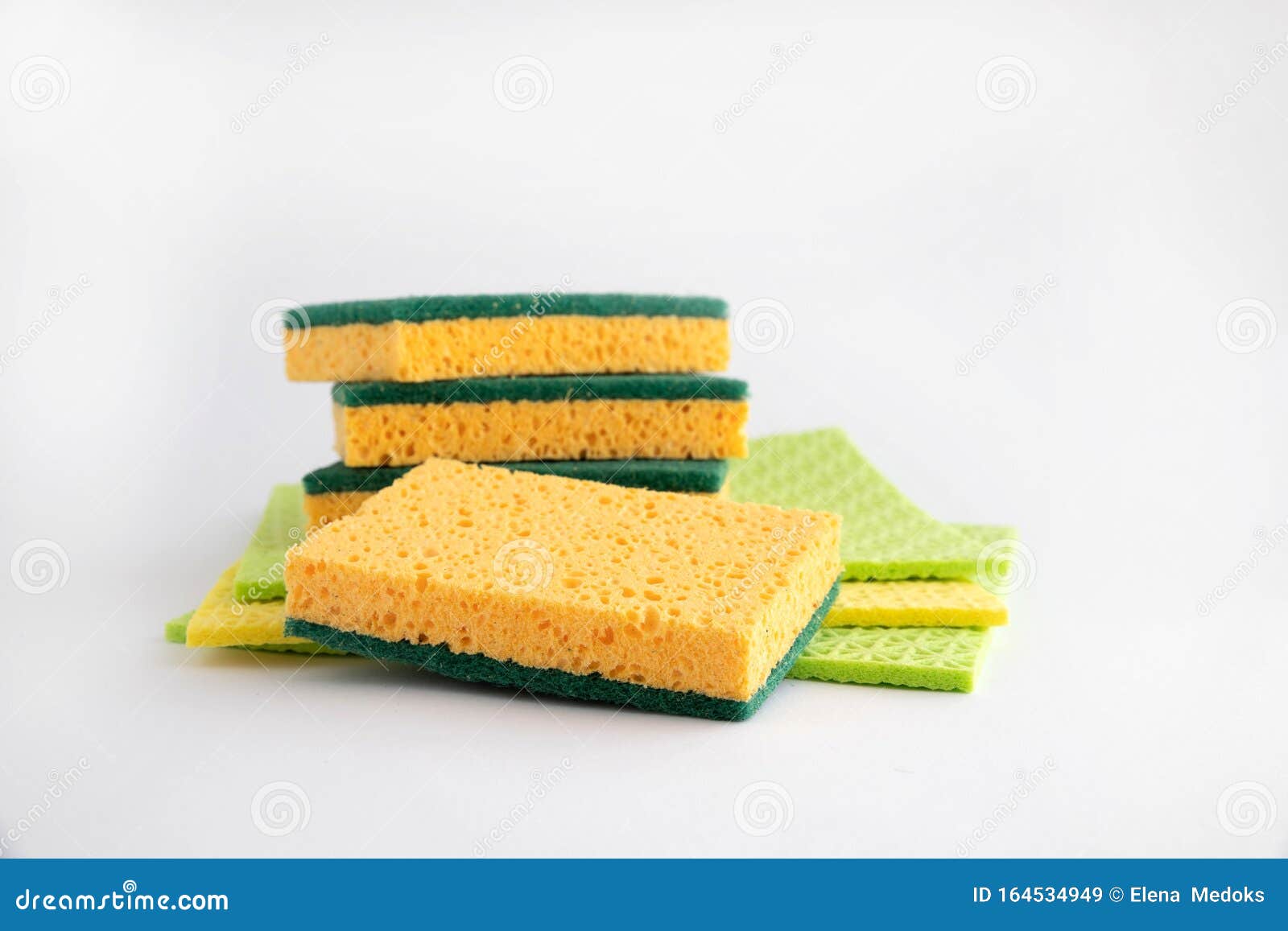 白色背景上的一堆堆里有用于清洗餐具的合成海绵和用于清洗的耙子前面有一块海绵特写库存图片 图片包括有卫生 干净 白色背景上的一堆堆里有用于清洗餐具的合成海绵和用于清洗的耙子前面有一块海绵特写库存图片 图片包括有卫生 干净
